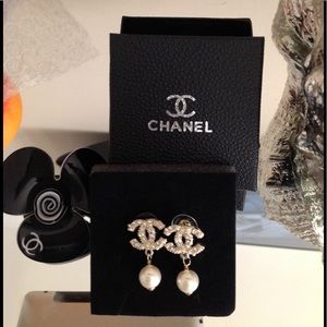 Chanel studs silver rhinestones earrings. Box
